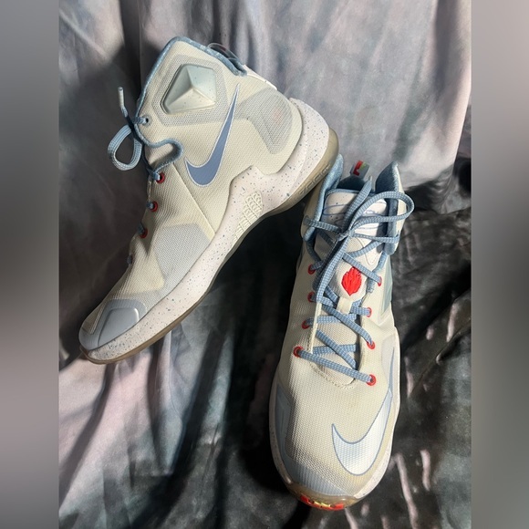 Nike LeBron 13 Sneakers 🌵7Y - Picture 1 of 11
